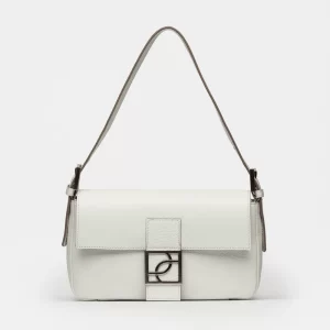 Cartera al hombro Signature en cuero graneado